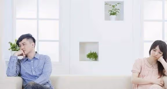 懷孕三個月老公逼我拿掉孩子,偷聽到他給婆婆打電話,我泣不成聲