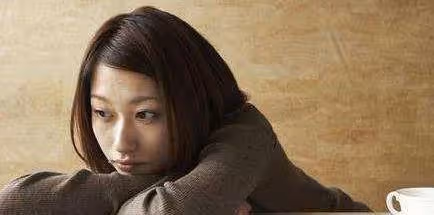 不顧父母反對遠嫁,坐月子婆婆讓兒媳吃剩菜,媽來一趟她哭成淚人