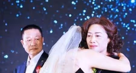 當年媽媽被迫嫁給爸爸,如今我結婚,母親送的贈言,讓我濕了眼
