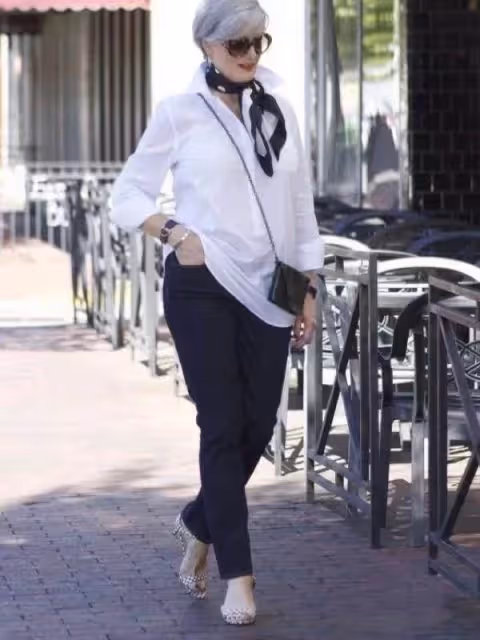 提醒中老年人:短褲+黑絲過時了,今秋時興這4款長褲,錯過太可惜
