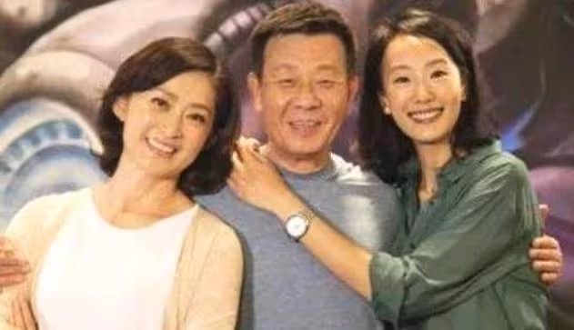 寇世勛67歲「坐擁雙妻」樓上樓下相處和諧,臥病在床還死心塌地, 他究竟有何魅力?