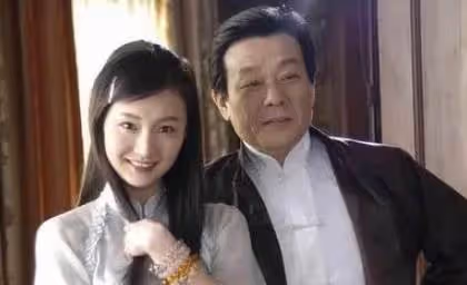寇世勛67歲「坐擁雙妻」樓上樓下相處和諧,臥病在床還死心塌地, 他究竟有何魅力?