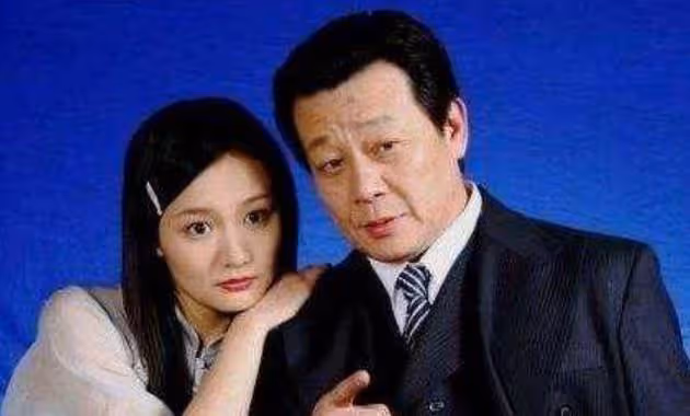 寇世勛67歲「坐擁雙妻」樓上樓下相處和諧,臥病在床還死心塌地, 他究竟有何魅力?