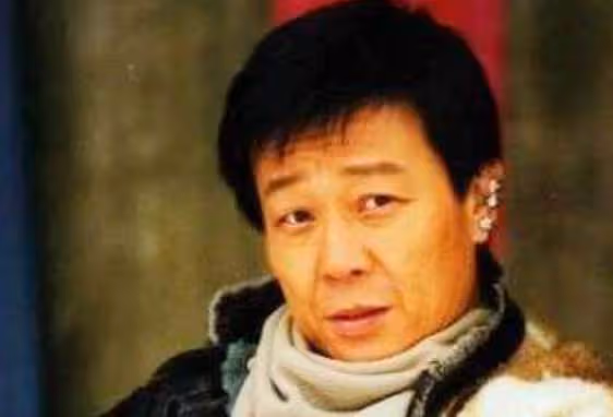 寇世勛67歲「坐擁雙妻」樓上樓下相處和諧,臥病在床還死心塌地, 他究竟有何魅力?