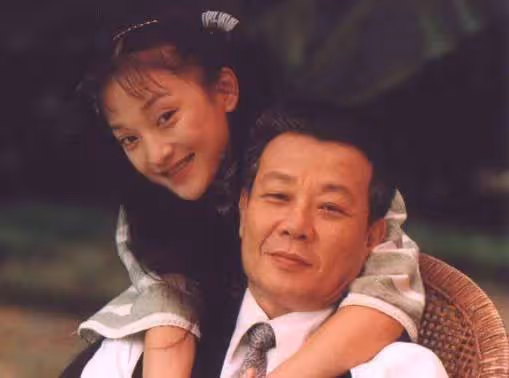 寇世勛67歲「坐擁雙妻」樓上樓下相處和諧,臥病在床還死心塌地, 他究竟有何魅力?