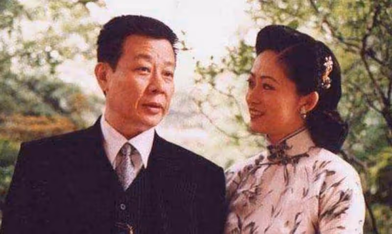 寇世勛67歲「坐擁雙妻」樓上樓下相處和諧,臥病在床還死心塌地, 他究竟有何魅力?