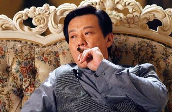 寇世勛67歲「坐擁雙妻」樓上樓下相處和諧,臥病在床還死心塌地, 他究竟有何魅力?