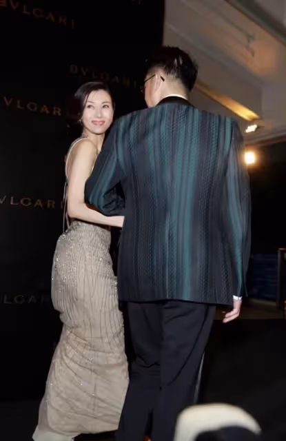 李嘉欣攜富豪老公亮相,穿「香檳金禮服」高貴有氣質,看著就像闊太太:看起來完全不像53歲