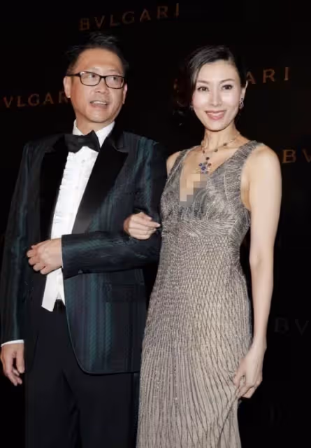 李嘉欣攜富豪老公亮相,穿「香檳金禮服」高貴有氣質,看著就像闊太太:看起來完全不像53歲