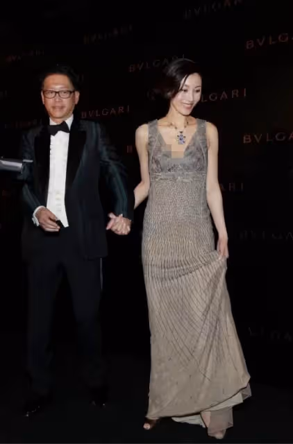 李嘉欣攜富豪老公亮相,穿「香檳金禮服」高貴有氣質,看著就像闊太太:看起來完全不像53歲