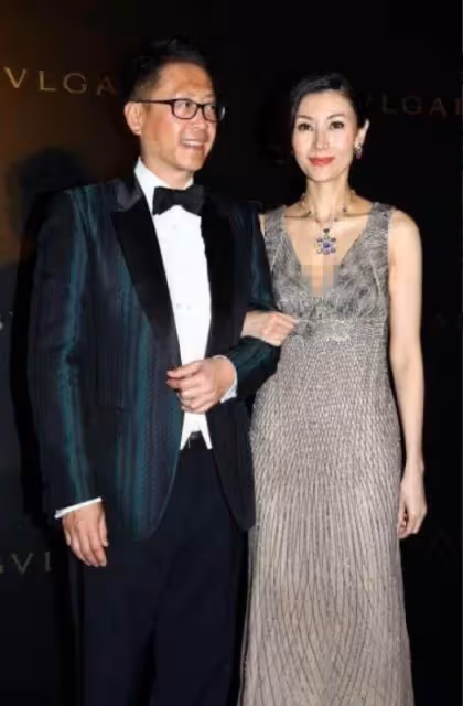 李嘉欣攜富豪老公亮相,穿「香檳金禮服」高貴有氣質,看著就像闊太太:看起來完全不像53歲