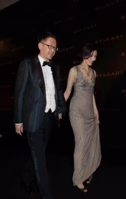李嘉欣攜富豪老公亮相,穿「香檳金禮服」高貴有氣質,看著就像闊太太:看起來完全不像53歲
