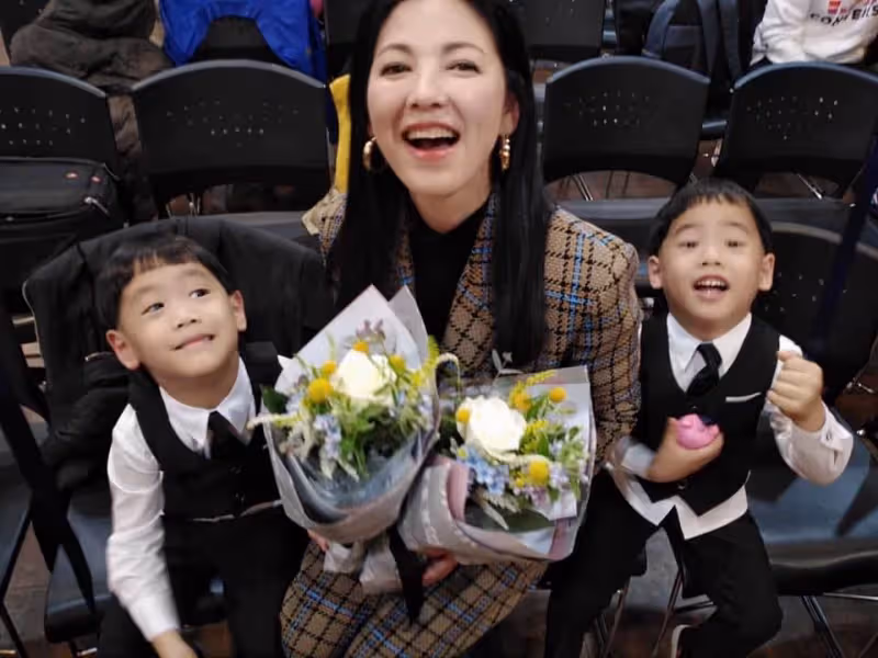 凍齡玉女復出,55歲陳明真美貌凍齡,年過半百接百萬代言,樂當兩寶媽生活以孩子為主,曝現況