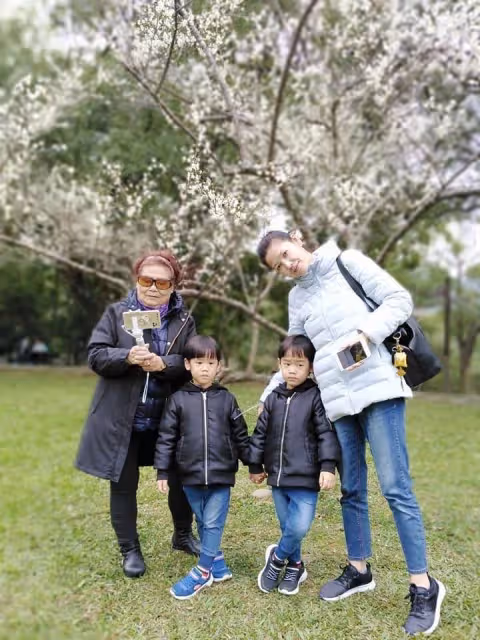 凍齡玉女復出,55歲陳明真美貌凍齡,年過半百接百萬代言,樂當兩寶媽生活以孩子為主,曝現況