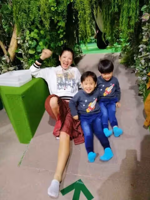 凍齡玉女復出,55歲陳明真美貌凍齡,年過半百接百萬代言,樂當兩寶媽生活以孩子為主,曝現況