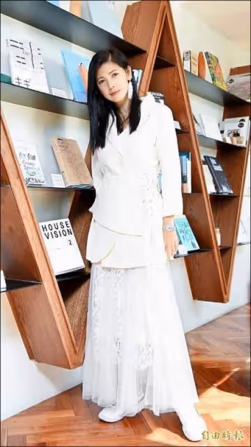 凍齡玉女復出,55歲陳明真美貌凍齡,年過半百接百萬代言,樂當兩寶媽生活以孩子為主,曝現況