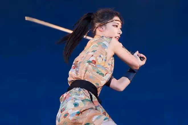 日本00後「黑道千金」又美又颯火爆全網,全家高顏值亮相!