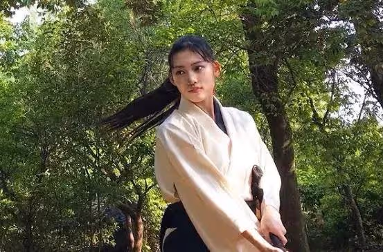 日本00後「黑道千金」又美又颯火爆全網,全家高顏值亮相!