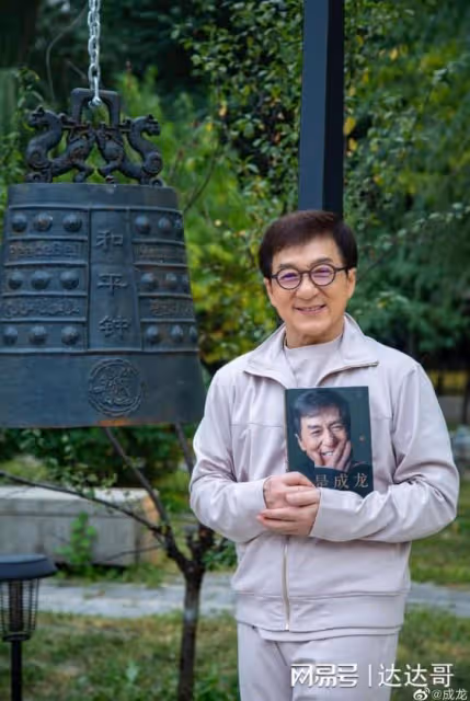 成龍兒女兩樣情！房祖名曬豪車 吳卓林街頭領救濟引熱議