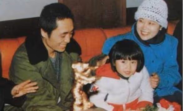 為了鞏俐,張藝謀與前妻肖華離婚,肖華現在過得怎麼樣了?