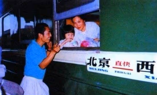 為了鞏俐,張藝謀與前妻肖華離婚,肖華現在過得怎麼樣了?