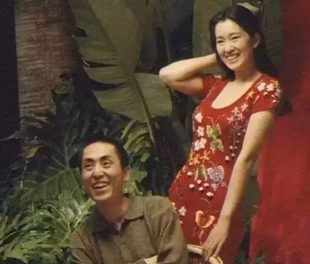 為了鞏俐,張藝謀與前妻肖華離婚,肖華現在過得怎麼樣了?