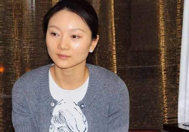 為了鞏俐,張藝謀與前妻肖華離婚,肖華現在過得怎麼樣了?