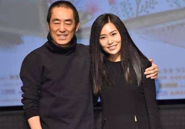 為了鞏俐,張藝謀與前妻肖華離婚,肖華現在過得怎麼樣了?