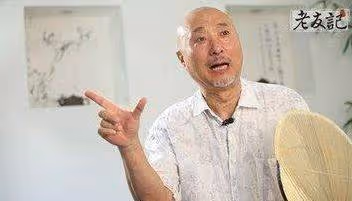 曾是喜劇巨星,連續12次上春晚,今他在做著連農民都不願乾的事情