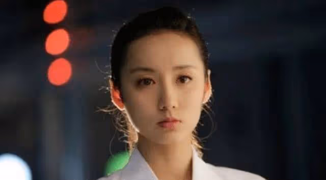 胡歌帶她入行，唐嫣將她帶火，大家都想娶她，現在35歲美到犯規