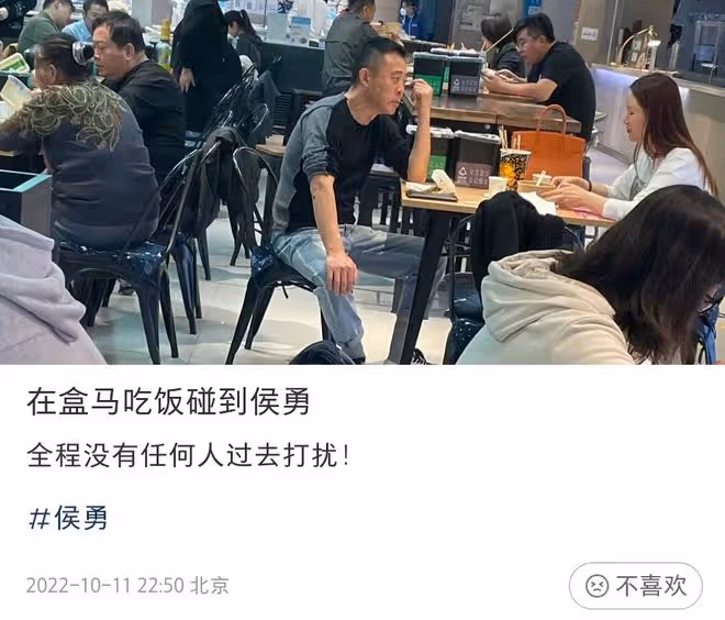 侯勇攜三婚妻子超市就餐,女方素顏難掩美貌,桌上14萬名牌包搶鏡
