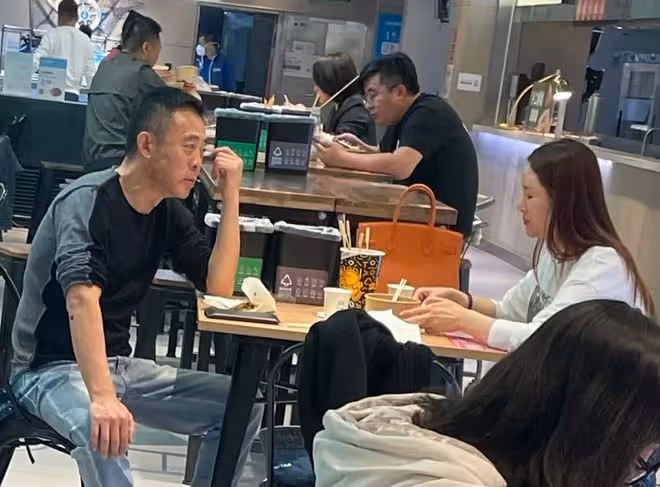 侯勇攜三婚妻子超市就餐,女方素顏難掩美貌,桌上14萬名牌包搶鏡