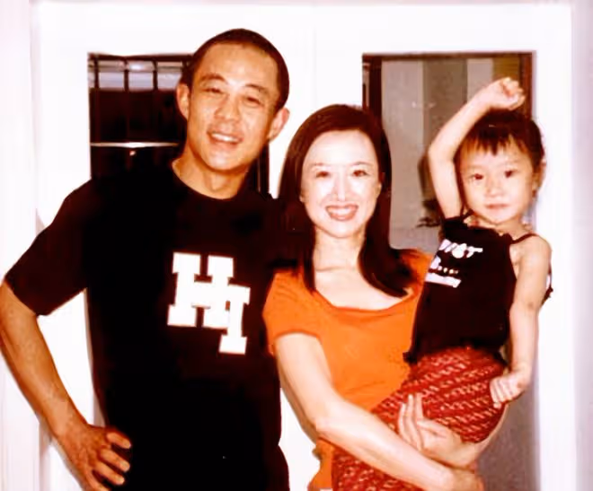 侯勇攜三婚妻子超市就餐,女方素顏難掩美貌,桌上14萬名牌包搶鏡