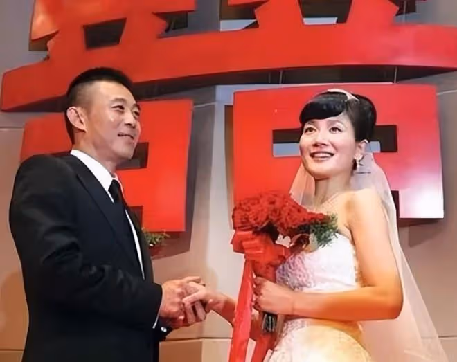 侯勇攜三婚妻子超市就餐,女方素顏難掩美貌,桌上14萬名牌包搶鏡