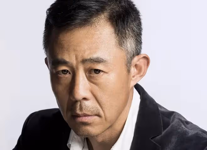 侯勇攜三婚妻子超市就餐,女方素顏難掩美貌,桌上14萬名牌包搶鏡