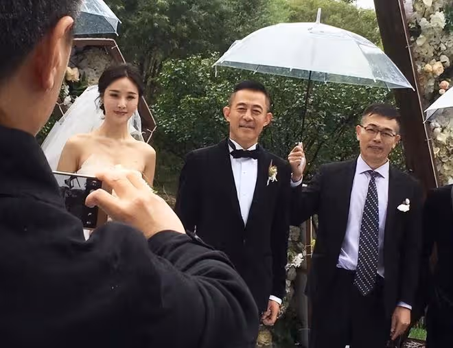 侯勇攜三婚妻子超市就餐,女方素顏難掩美貌,桌上14萬名牌包搶鏡