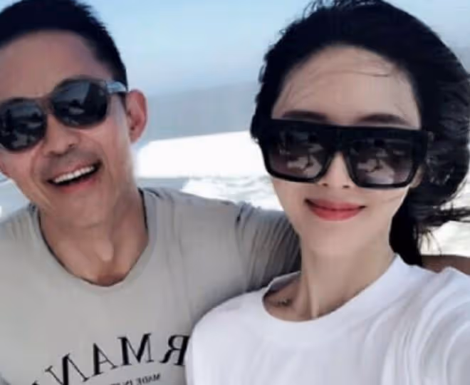 侯勇攜三婚妻子超市就餐,女方素顏難掩美貌,桌上14萬名牌包搶鏡