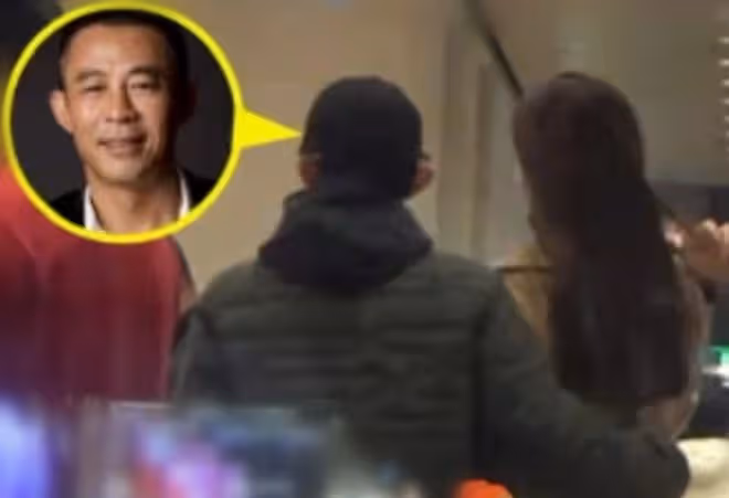 侯勇攜三婚妻子超市就餐,女方素顏難掩美貌,桌上14萬名牌包搶鏡