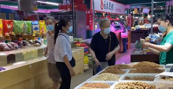 86歲「容嬤嬤」逛菜市場,打扮簡樸手提布袋包,投喂流浪貓有愛心