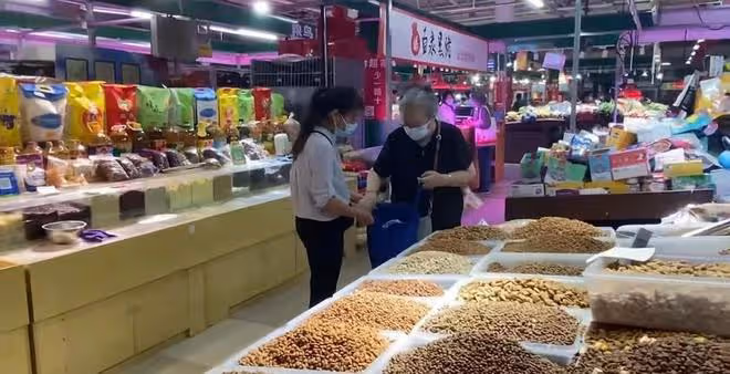 86歲「容嬤嬤」逛菜市場,打扮簡樸手提布袋包,投喂流浪貓有愛心