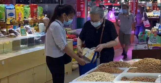 86歲「容嬤嬤」逛菜市場,打扮簡樸手提布袋包,投喂流浪貓有愛心