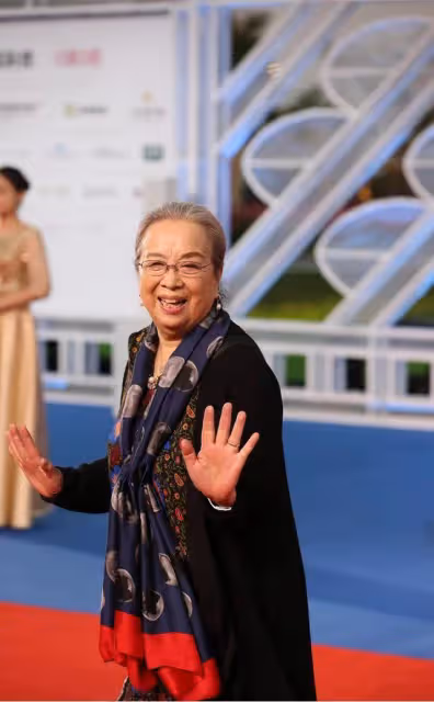 86歲「容嬤嬤」逛菜市場,打扮簡樸手提布袋包,投喂流浪貓有愛心