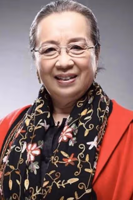 86歲「容嬤嬤」逛菜市場,打扮簡樸手提布袋包,投喂流浪貓有愛心