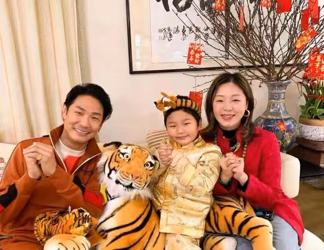 60歲杜德偉為兒子慶生,小24歲嬌妻身材高挑搶鏡,6歲AJ顏值像媽