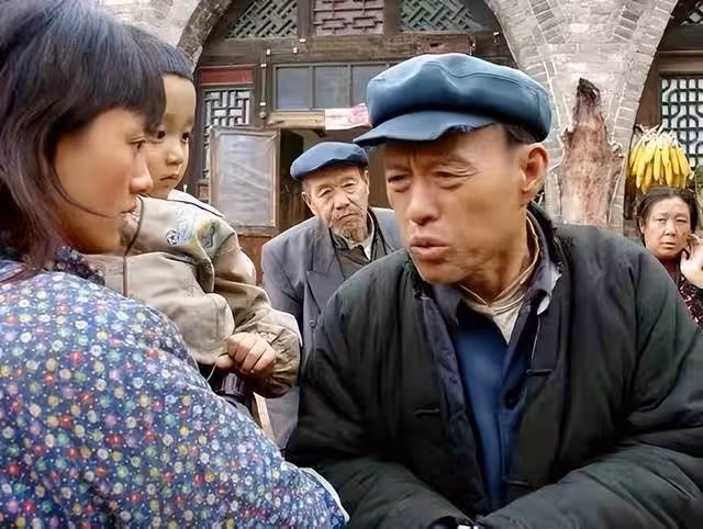 83歲劉子楓在上海安葬，女兒穿素衣跪墓碑擦拭，落葬儀式顯冷清