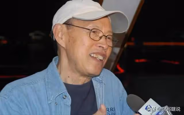 83歲劉子楓在上海安葬，女兒穿素衣跪墓碑擦拭，落葬儀式顯冷清
