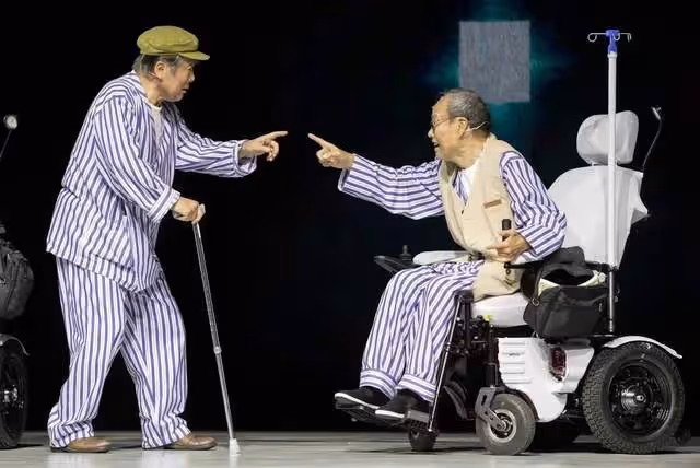 83歲劉子楓在上海安葬,女兒穿素衣跪墓碑擦拭,落葬儀式顯冷清