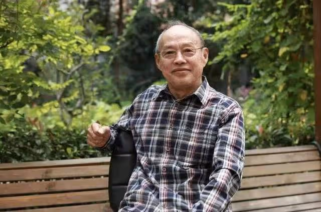 83歲劉子楓在上海安葬,女兒穿素衣跪墓碑擦拭,落葬儀式顯冷清