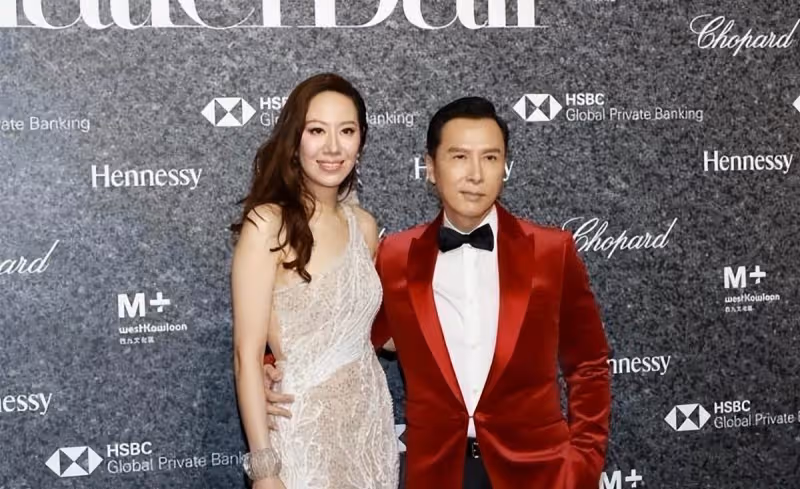甄子丹好有福氣,「41歲妻子」身材高挑氣場十足,高出老公半頭優雅貴氣:不愧是香港第一名模