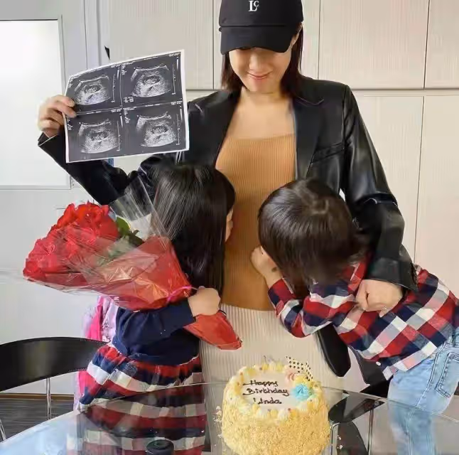 38歲鐘嘉欣一家罕見同框，一對兒女神似老爸，她挺大肚子還那麼美